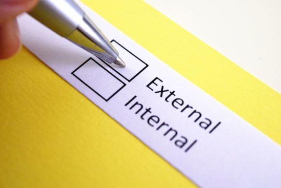 Totem aziendali pubblicitari da esterno e interno